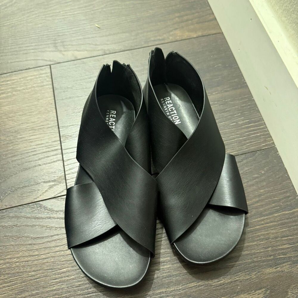 Kenneth Cole Reaction Women’s 6 Black Leather Criss Cross Sandals